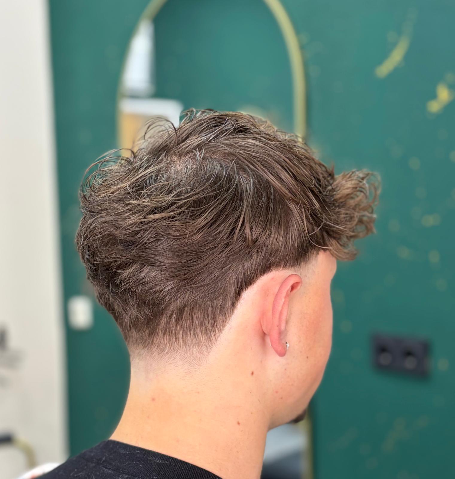 Junge mit Mid Fade – Hair Deluxe Augsburg