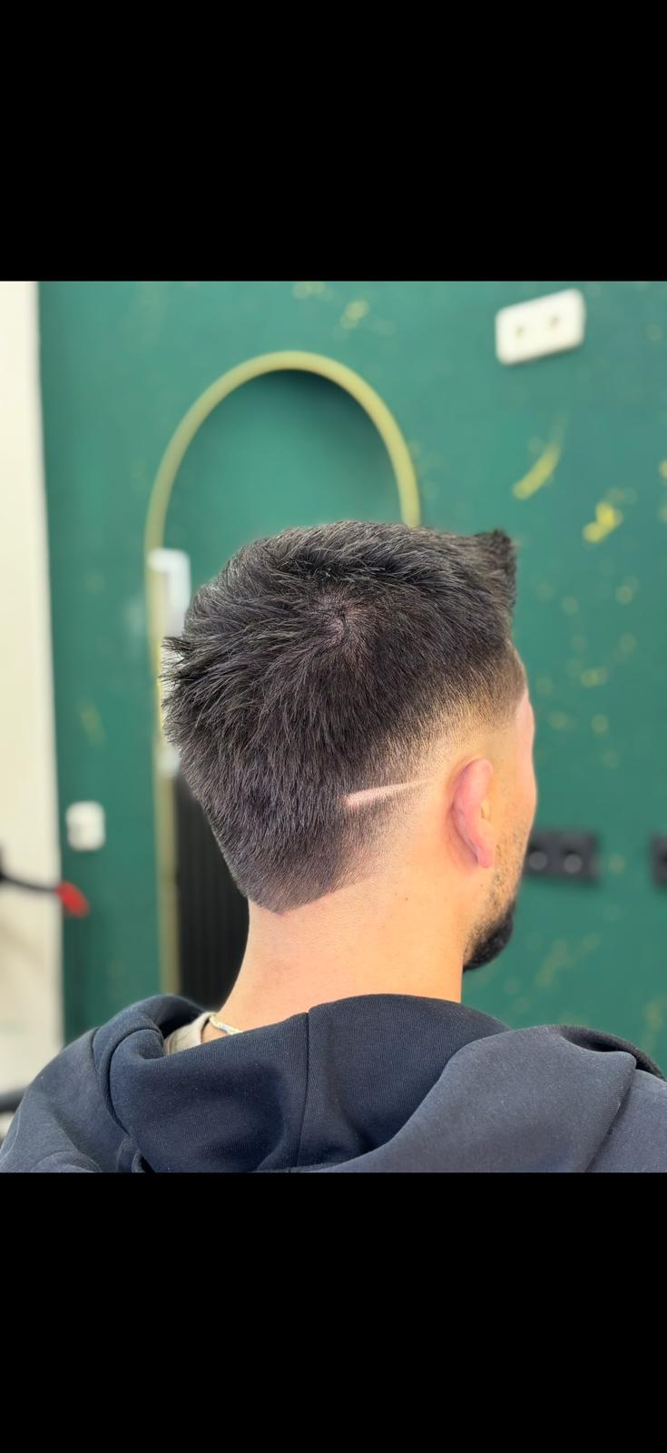 Skin-Fade mit Line – Hair Deluxe Augsburg