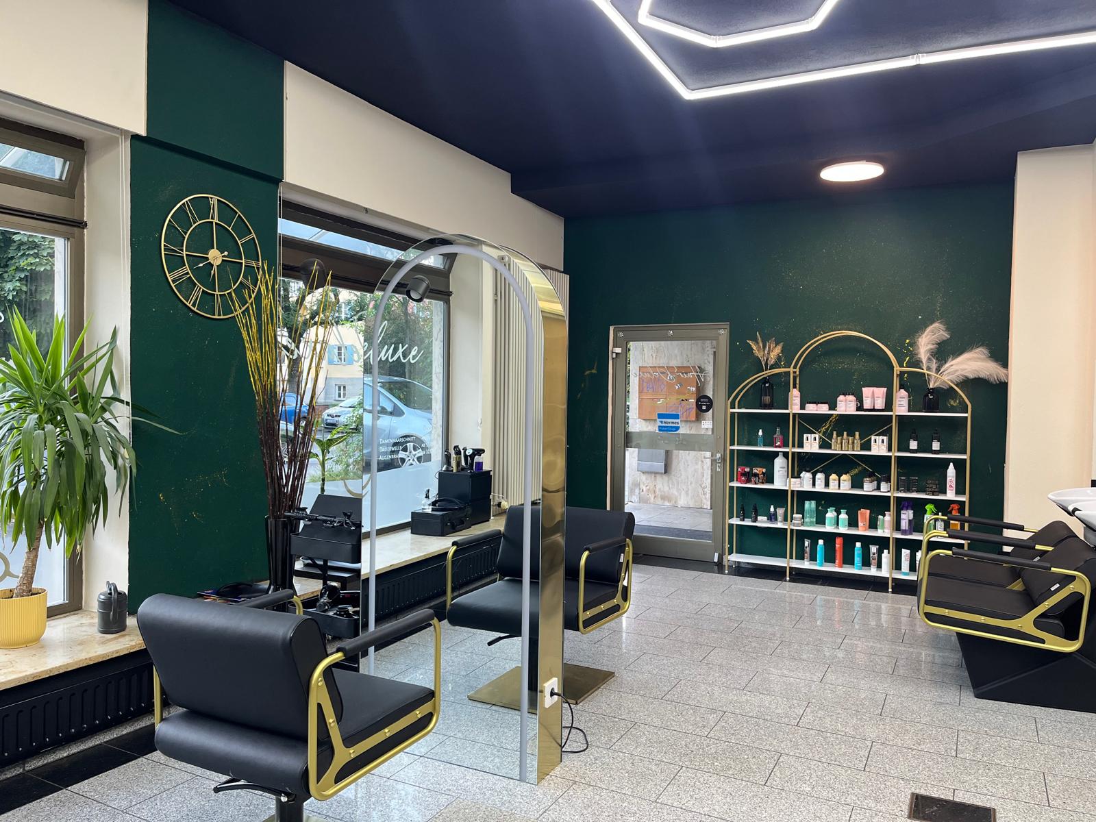 Hair Deluxe Salon Innenansicht mit Produktregal