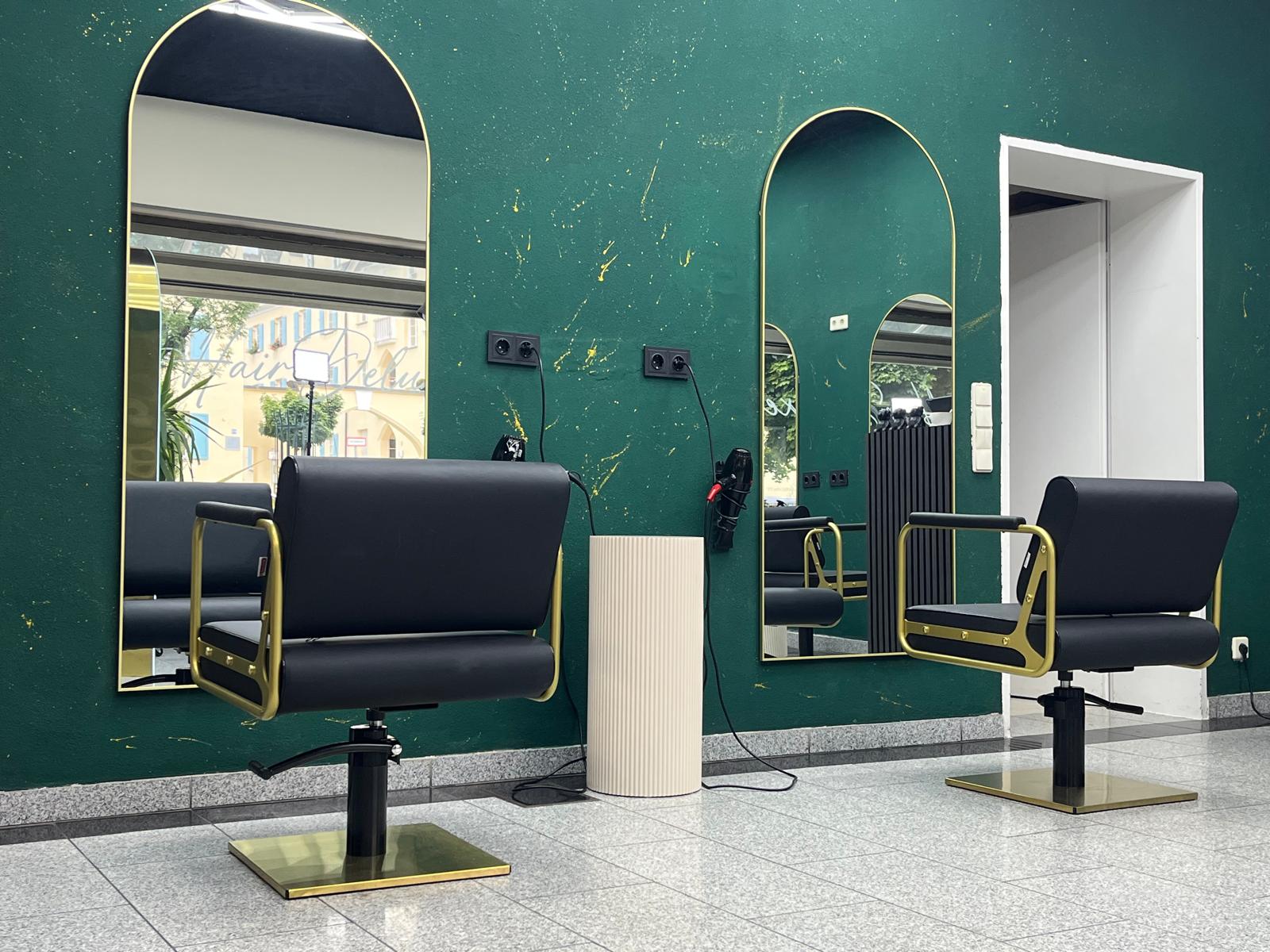 Stylingplätze mit Bogenspiegeln in Gold