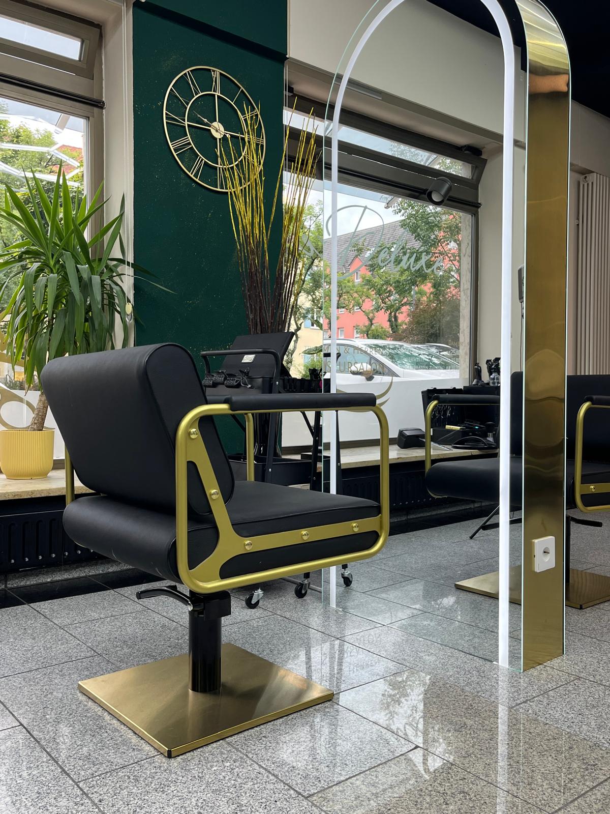 Detailaufnahme Stylingstuhl in Schwarz und Gold